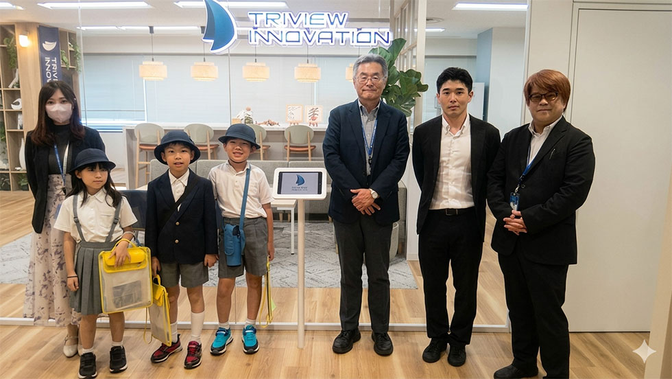 弊社オフィスビル前を神輿が通過する様子