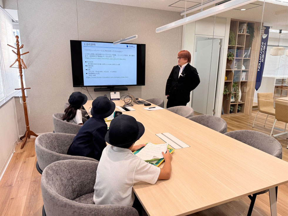 弊社オフィスビル前を神輿が通過する様子