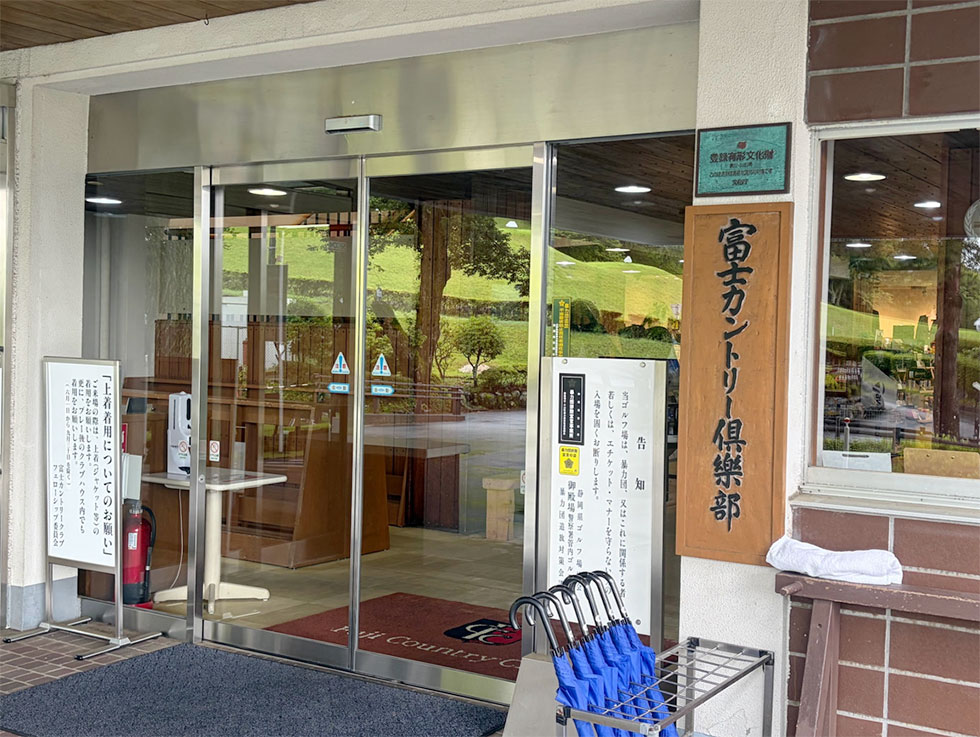 弊社オフィスビル前を神輿が通過する様子
